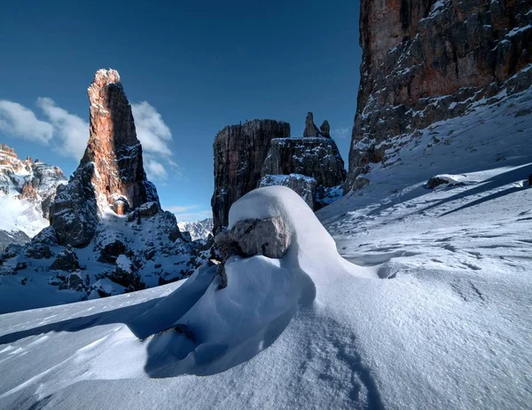 Paysage à couper le souffle des rochers enneigés à Dolomiten, Alpes italiennes en hiver — Photo