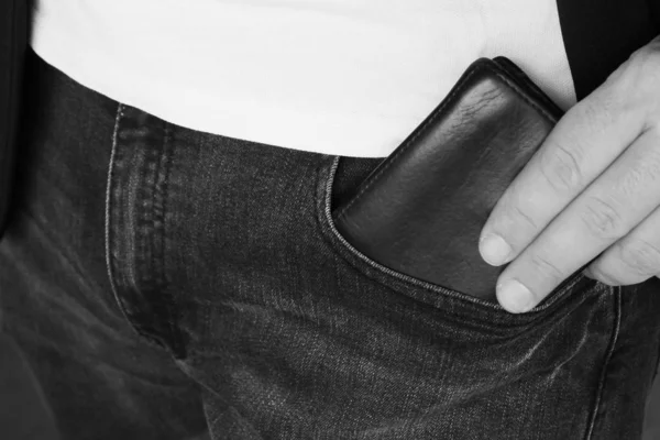 Cebine deri cüzdan koyan birinin gri ölçekli fotoğrafı. — Stok fotoğraf