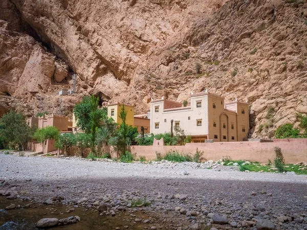 在非洲的摩洛哥，东加峡谷被绿地和阳光下的建筑物环绕着 — 图库照片