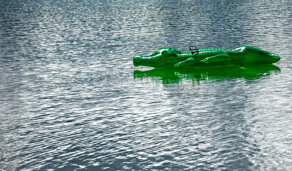 Detailní Záběr Zelené Nafukovací Krokodýlí Hračky Vodní Hladině — Stock fotografie