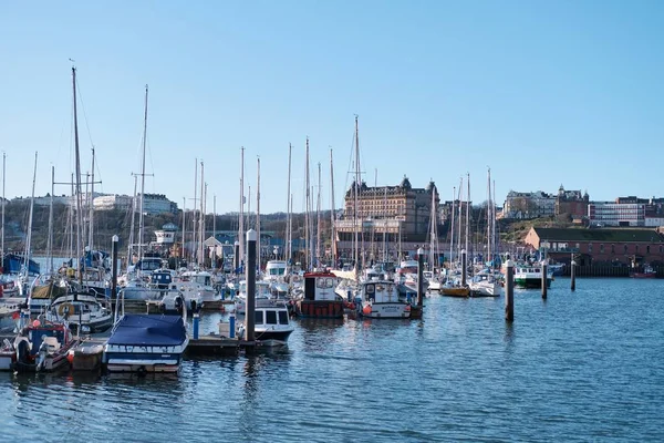 Horizontal shot of boats in Scarborough harbour in North Yorkshire — Stock Photo, Image