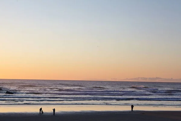 Scenery of families enjoying the sunset at Cannon Beach, Oregon, USA — Stock Photo, Image