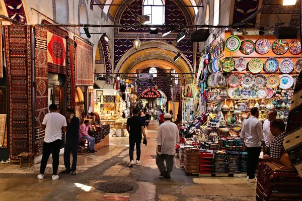 O Mercado do Grande Bazar em Istambul, Turquia. Esta é uma atração turística popular na cidade — Fotografia de Stock