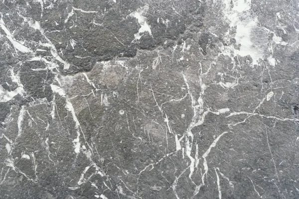 Közelkép egy kő földről, több fehér mintával szétszórva. — Stock Fotó