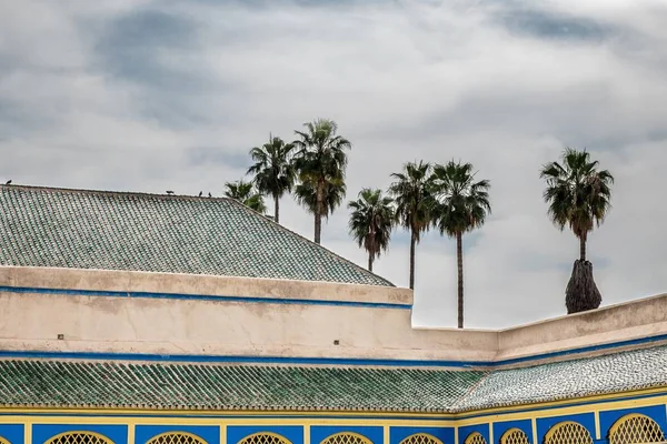 Cerradura del techo del Palacio de Bahía de Marrakech, Marruecos, bajo un cielo nublado. — Foto de Stock