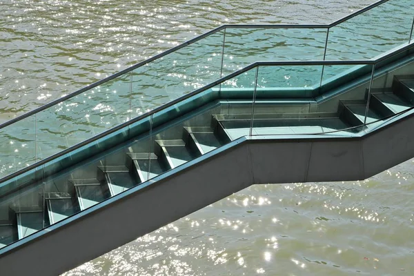 Detailní záběr na schodiště vedoucí k mostu přes moře — Stock fotografie