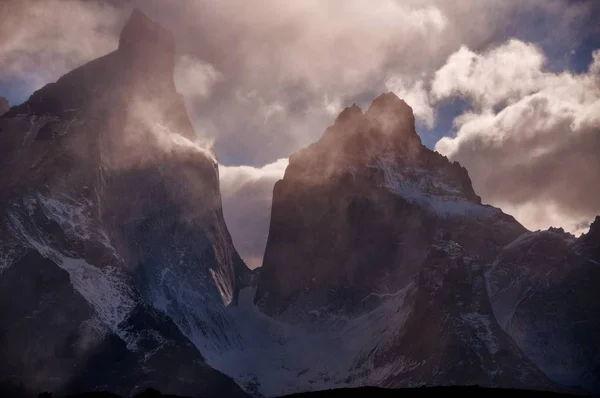 Una Vista Mozzafiato Sulle Montagne Innevate Sotto Cielo Nuvoloso Patagonia — Foto Stock