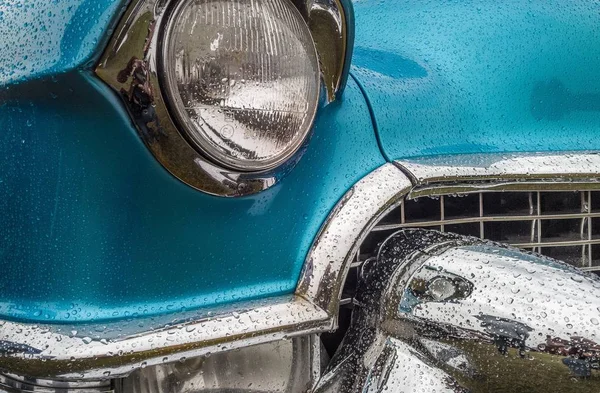 Close-up van het voorste deel van een blauwe auto inclusief de lichten en de bumper — Stockfoto