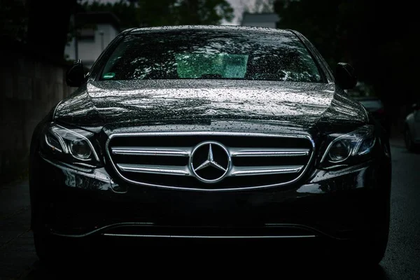 Przód deszczowy Benz — Zdjęcie stockowe