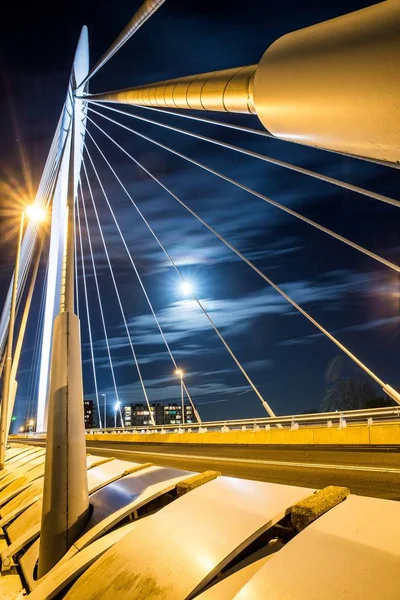 Atemberaubende Aufnahme einer Seilbrücke und einer Stadt am Nachthimmel — Stockfoto