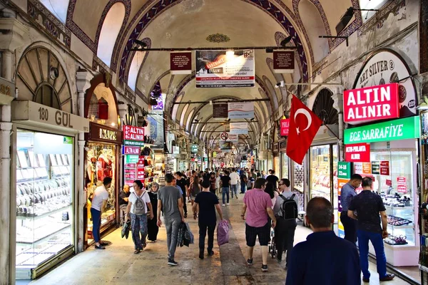 O Mercado do Grande Bazar em Istambul, Turquia. Esta é uma atração turística popular na cidade — Fotografia de Stock