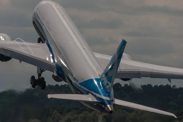 Boeing 787-9 Dreamliner, N789EX; Farnborough International Airshow, 14 июля 2014 г. — стоковое фото