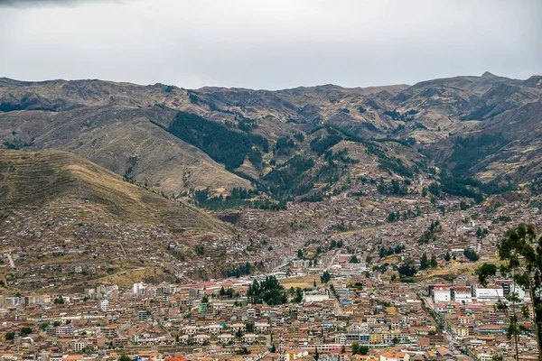 Ujęcie pod wysokim kątem kolorowych domów w wiosce przy górach zdobytych w Peru — Zdjęcie stockowe