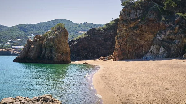 スペインのプラヤイラロハ公共ビーチで海の岸の岩 — ストック写真