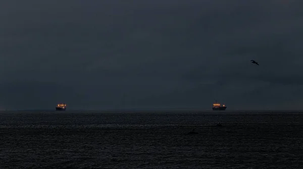 Uma Bela Vista Noturna Dois Navios Oceano Calmo — Fotografia de Stock