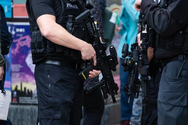 Tiro horizontal de polícia armada patrulhamento tour de yorkshire — Fotografia de Stock