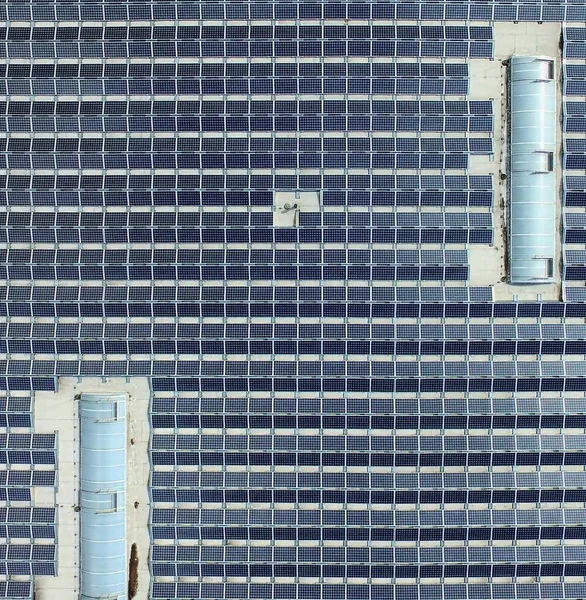 Überkopfschuss Eines Solarkraftwerks Einem Sonnigen Tag — Stockfoto