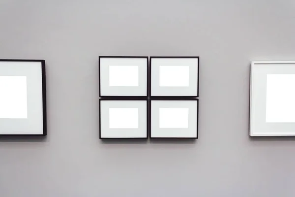 Surfaces carrées blanches attachées à un mur dans une pièce — Photo