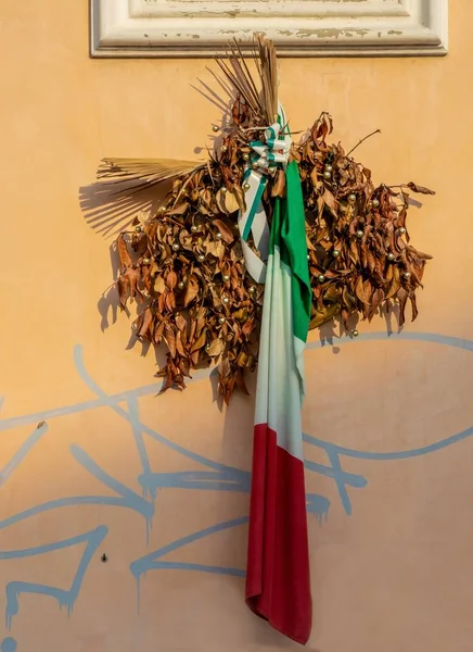 Meksika bayrağının etrafındaki kuru yapraklarla duvardan sarkan yakın çekimi. — Stok fotoğraf