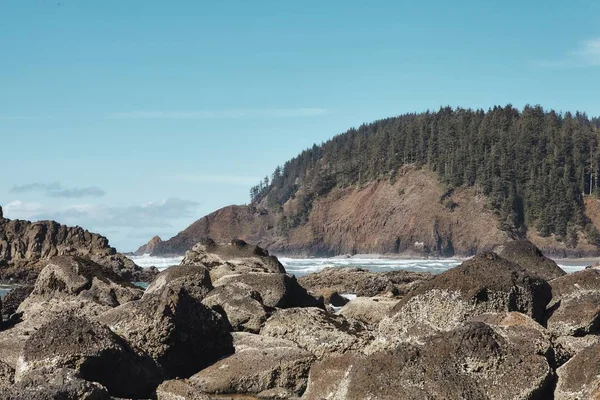 Paisaje de rocas en la costa del noroeste del Pacífico en Cannon Beach, Oregon — Foto de Stock
