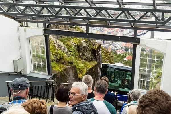 Los turistas esperan a que llegue el famoso funicular del Monte Floyen — Foto de Stock