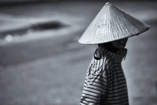 一个有着模糊背景的笑着的越南农民的灰度照片 — 图库照片