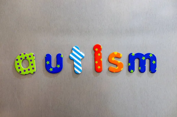 Szoros felvétel színes szavakról, amik autizmust fejeznek ki. — Stock Fotó