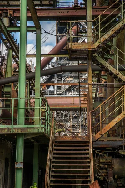 工厂建筑中生锈的楼梯的垂直截图 — 图库照片