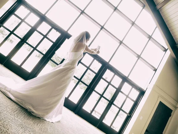 Sposa Che Prende Selfie Edificio Con Finestre Sotto Luci — Foto Stock