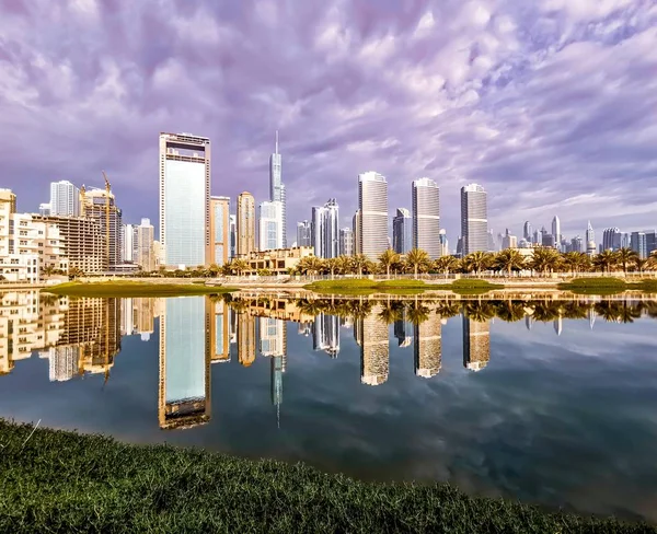 Dubai - Uae: Utsikt över Dubai Skyline från Jumeirah-öarna. — Stockfoto
