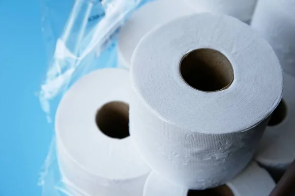 Closeup tiro de alto ângulo de uma pilha de rolos de papel higiênico — Fotografia de Stock