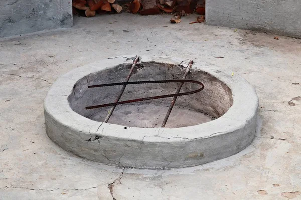 Bomba de cemento que se utiliza para cocinar carne (braai.) — Foto de Stock