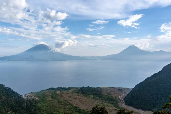 Vue à grand angle des montagnes en face de l'océan sous un ciel bleu clair au Guatemala — Photo