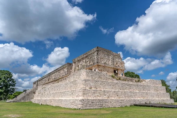 Baixo ângulo de tiro do Palácio do Governador Uxmal no México sob um céu azul claro — Fotografia de Stock