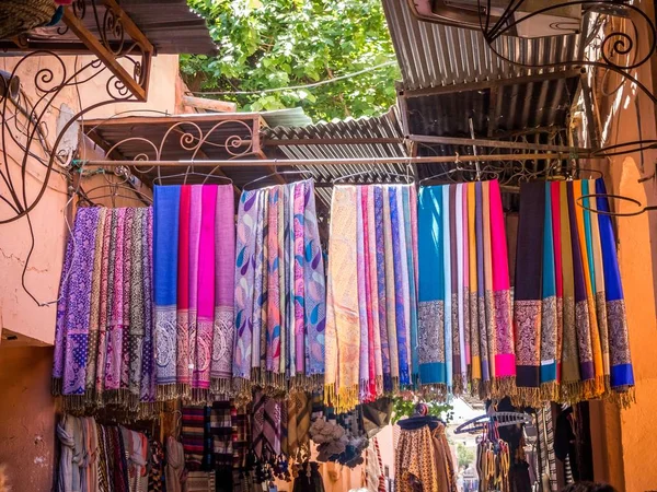 Market of traditional Moroccan scarves and shawls in vibrant colors — Stock Photo, Image