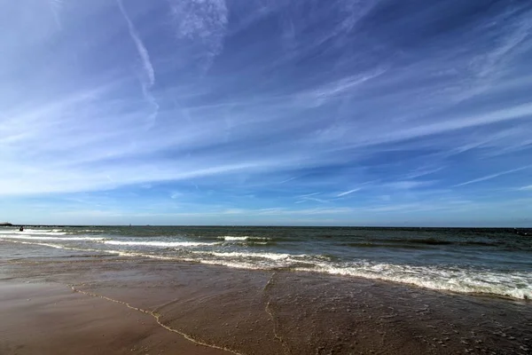 Wide shot of a sandy beach with a clear blue sky — Stock Photo, Image