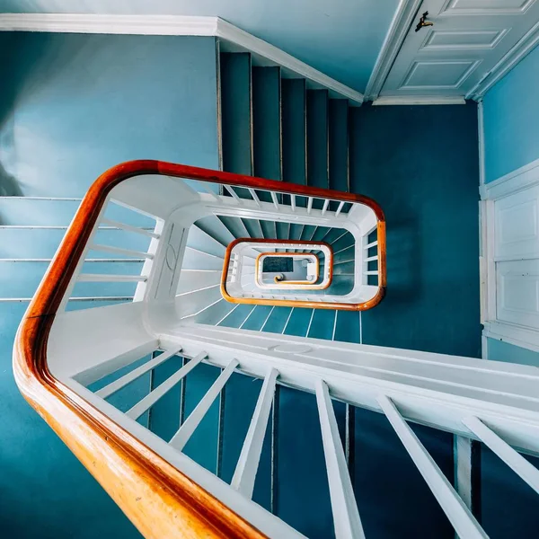 在灯光下的展览中 一幅现代螺旋形楼梯的高角图 — 图库照片