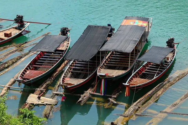 Aufnahmen von Booten, die im Hafen im Meer geparkt sind — Stockfoto