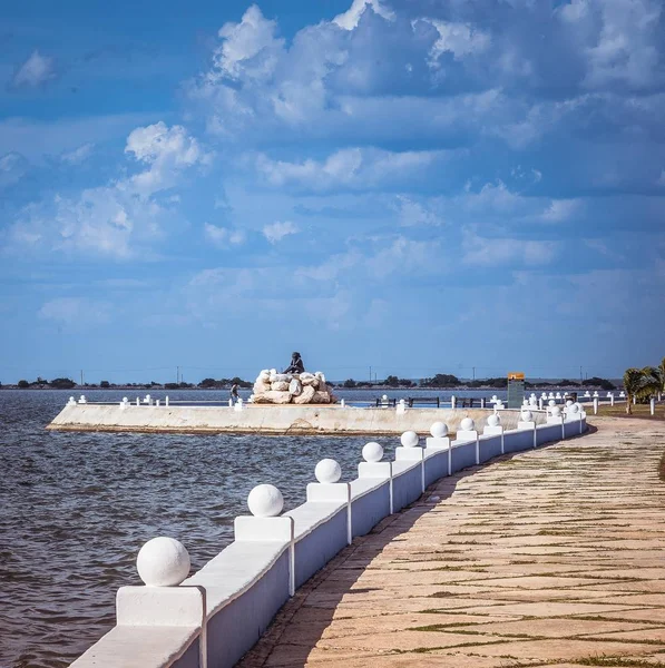 Plan vertical d'une passerelle autour de l'océan sous un ciel bleu plein de nuages — Photo