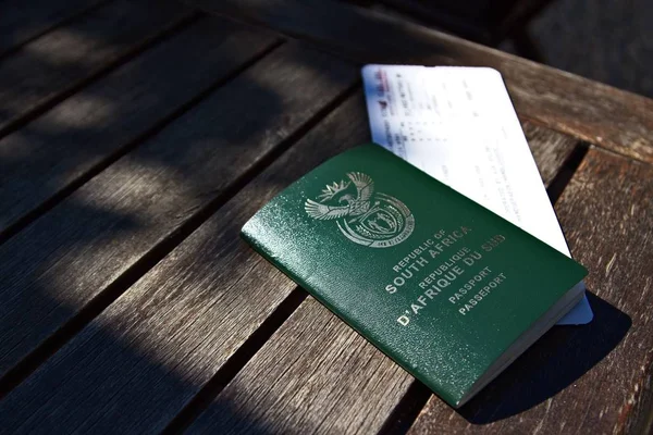 Високий кут пострілу паспорта і квитка на літак на дерев "яному ґанку. — стокове фото
