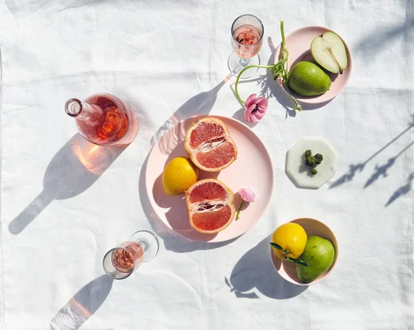 Konopí / Konopí Květinová zátiší s růžicí, grapefruitem, citrony a hruškami — Stock fotografie