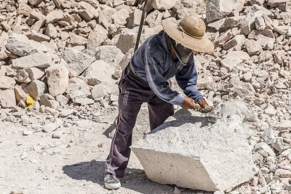 努力工作的工人在炎热的晴天用铁锤砸碎石头 — 图库照片