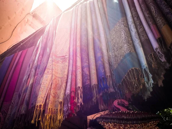 Market of traditional Moroccan scarves and shawls in vibrant colors — Stock Photo, Image