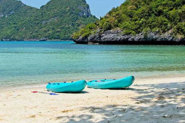 Barcos de linha azul na praia com o belo oceano no fundo — Fotografia de Stock