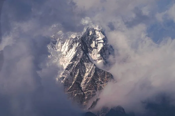 Légi felvétel a Himalája-hegyről a felhők felett. — Stock Fotó