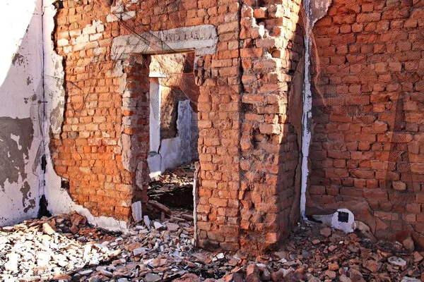 땅에 무너져내린 오래 된 건물을 보존하는 모습 — 스톡 사진