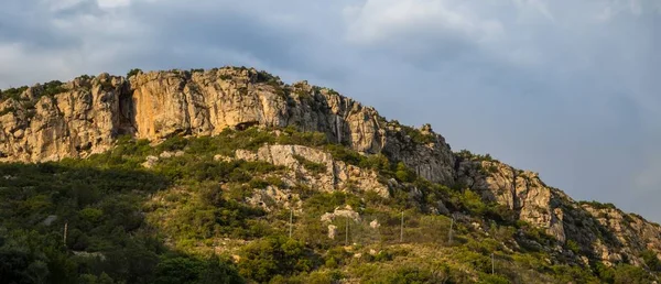 Холм покрыт зеленью и скалами в природном парке Аррабида в Сетубале, Португалия — стоковое фото