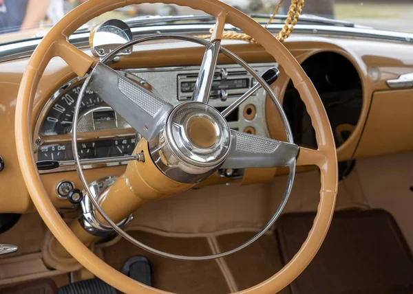 Primo piano girato all'interno di una vettura compreso il volante — Foto Stock
