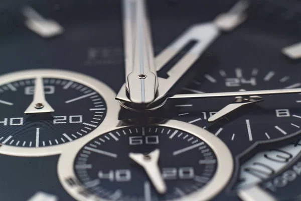 Detailní záběr rukou, čísel a hodinových značek černých hodinek — Stock fotografie