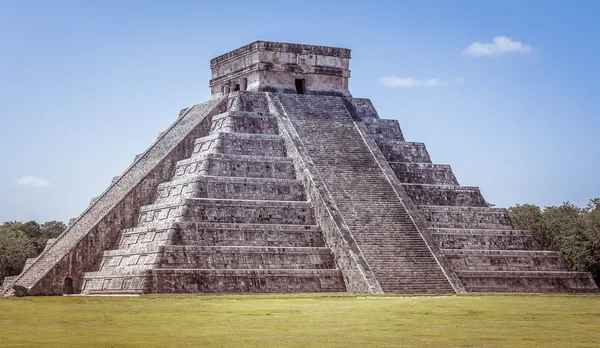 Closeup tiro de Chichen Itza no México sob um céu azul claro — Fotografia de Stock